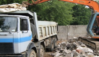 Вывоз строительного мусора с участка в Кизляре недорого от 1526 руб. | 2Землекопа-Кзр